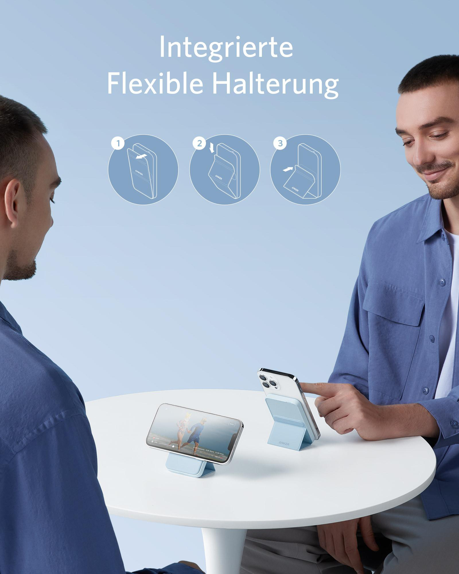 Zwei Männer betrachten ein Telefon auf einem Ständer.