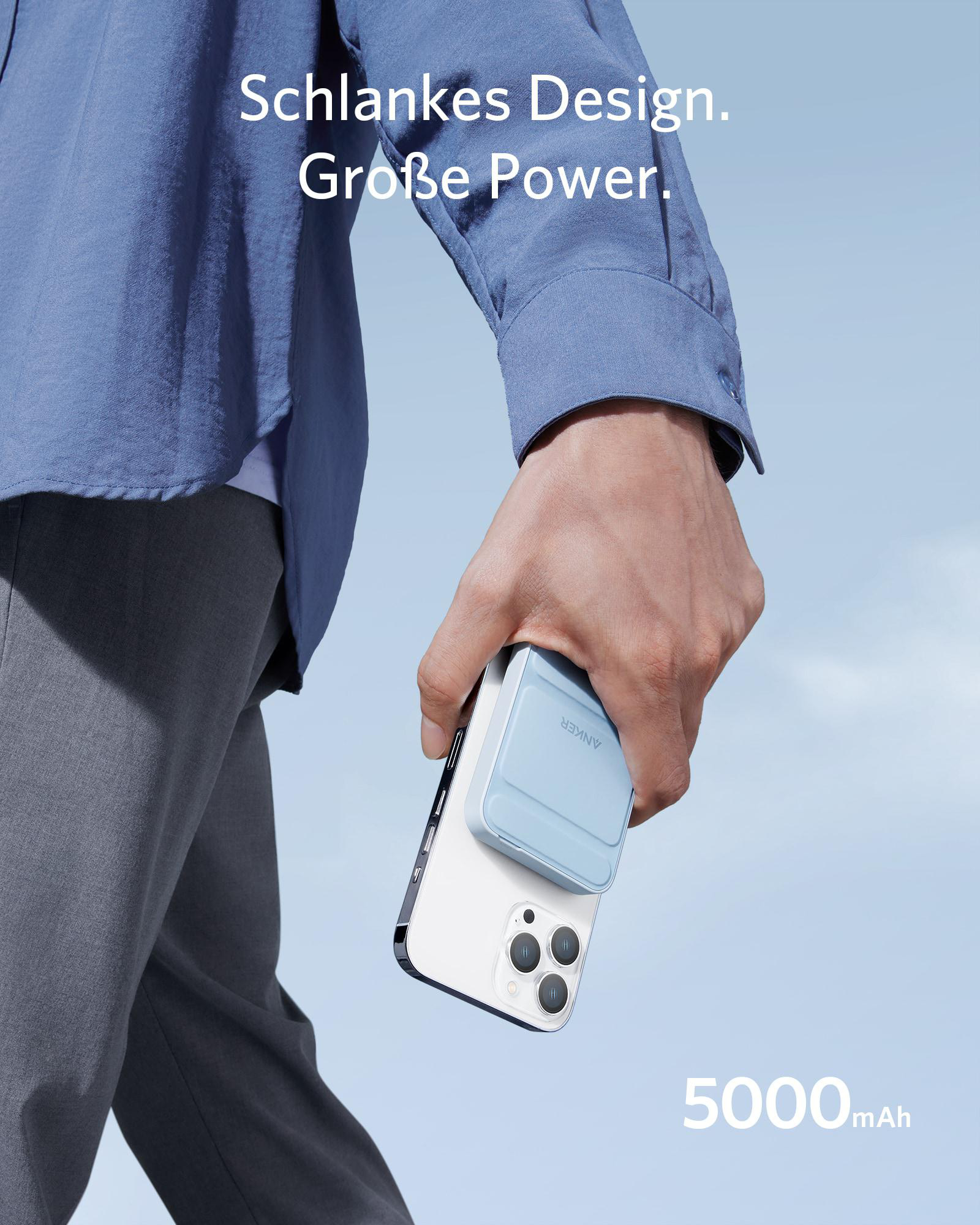 Hand hält Telefon mit befestigtem blauen Ladegerät. Anker-Logo auf dem Ladegerät sichtbar.