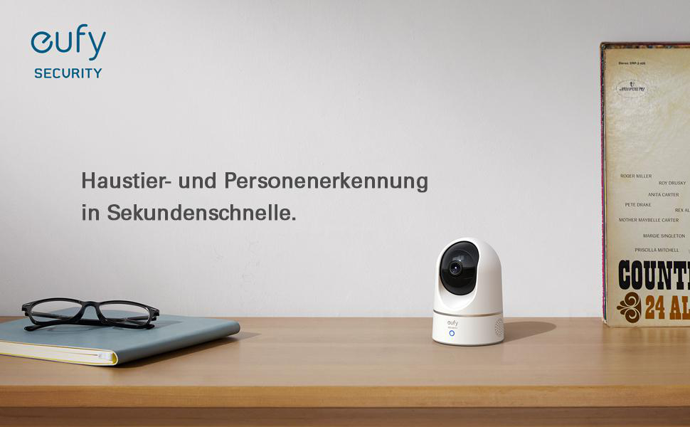 Eine weiße Überwachungskamera auf einem Schreibtisch. Text: Tier- und Personenerkennung in Sekunden.