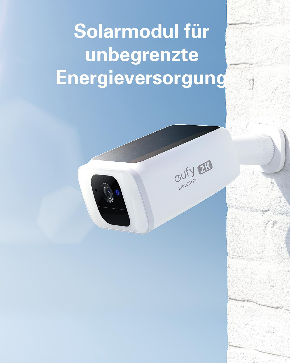 Weiße Überwachungskamera mit Solarpanel an einer weißen Ziegelwand.
