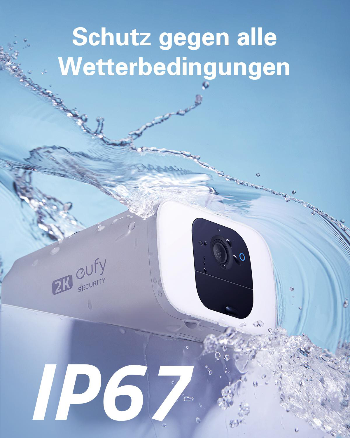 Eine weiße Eufy Überwachungskamera mit IP67-Einstufung wird von Wasser umspült.
