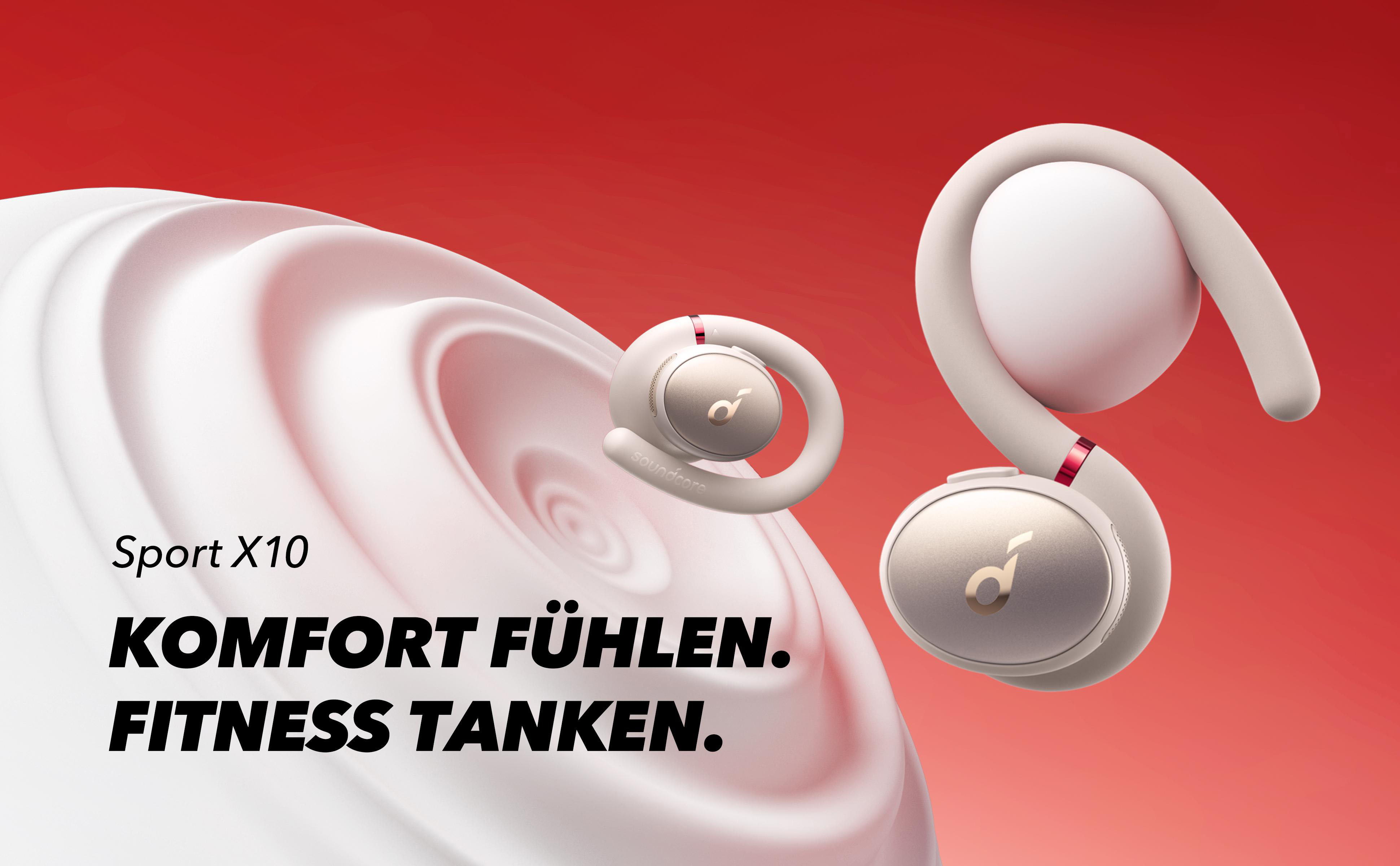 Eine Wand mit einer geometrischen Leuchte. Ein Laptop und eine Pflanze stehen auf einer Bank.