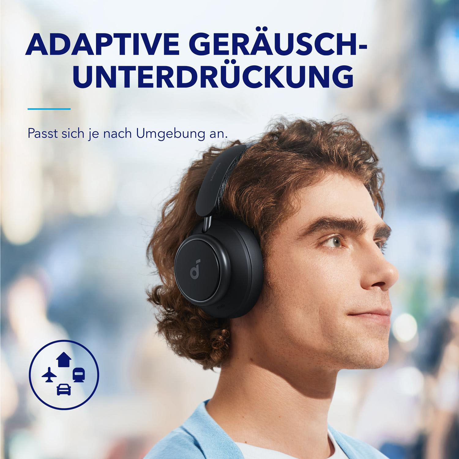 Mann mit Kopfhörern, Profilansicht. Hintergrund mit Text und verschwommenem Stadtbild.