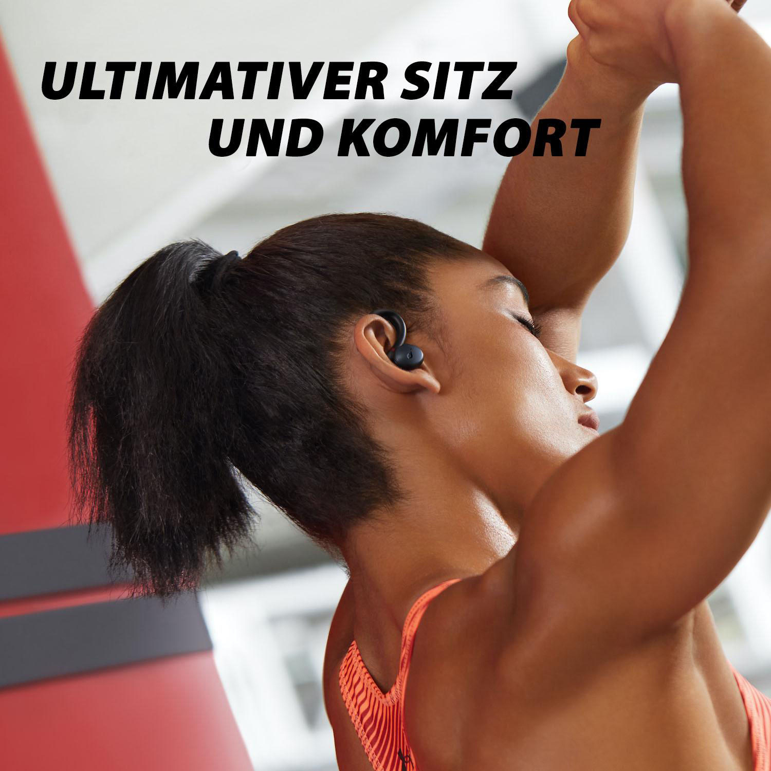 Frau mit kabellosen Ohrhörern, die sich dehnt. Text: Ultimativer Sitz und Komfort.