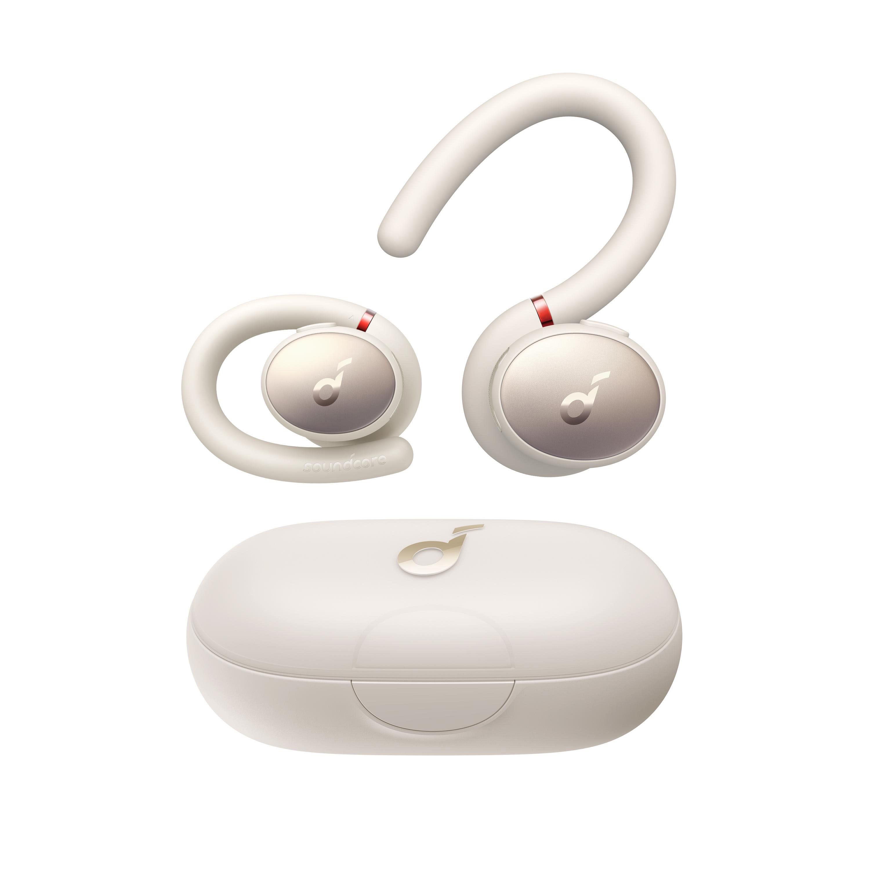 Weiße und goldene Anker Soundcore Ohrhörer und Ladecase, schräge Ansicht. Weißer Hintergrund, isolierte Produktaufnahme.