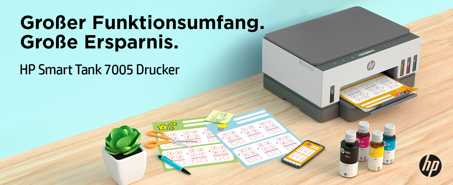 Drucker mit gedruckten Blättern, Tintenflaschen und Schulmaterialien auf einem Holztisch.