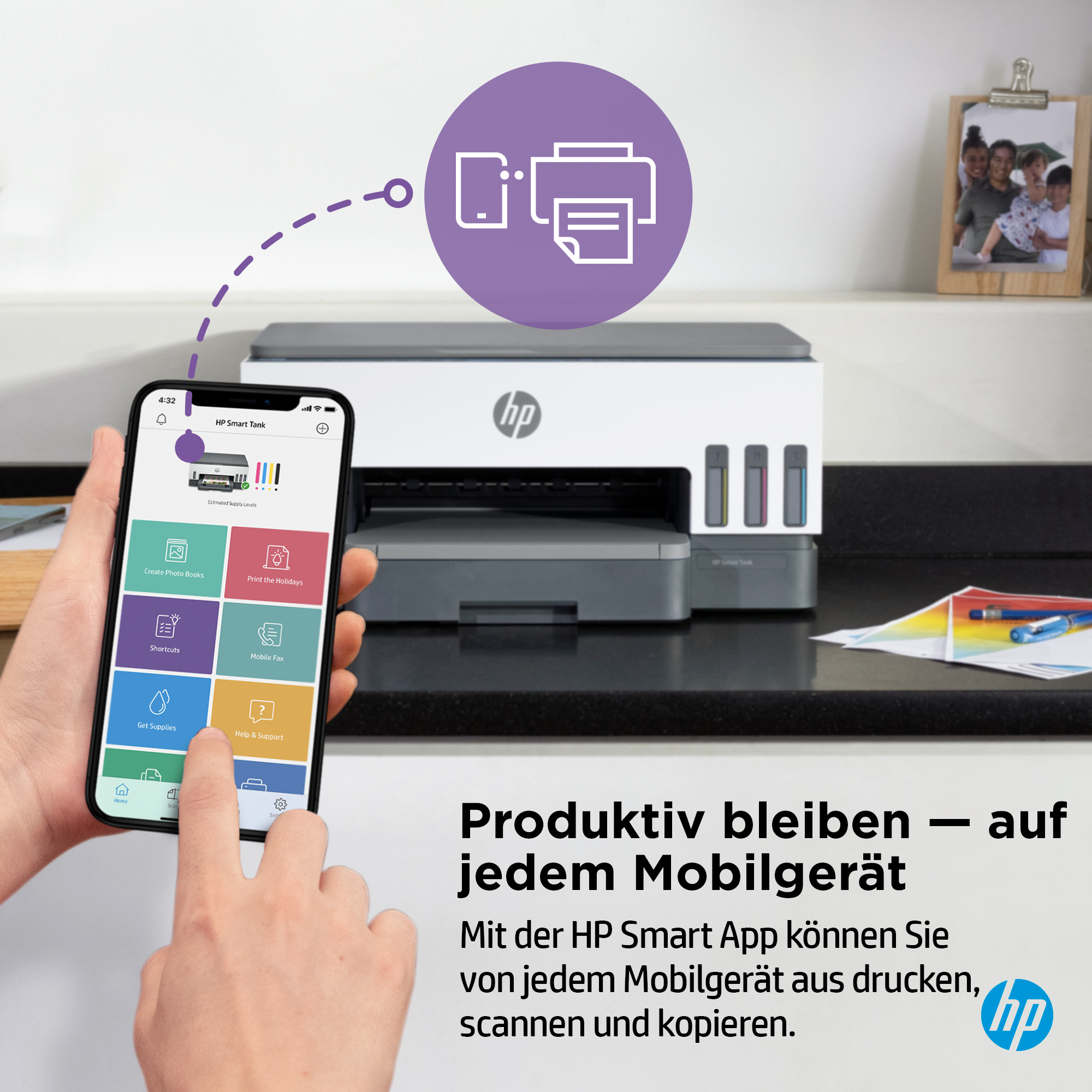 Eine Hand, die ein Smartphone mit der HP Smart App hält. Ein Drucker ist im Hintergrund.