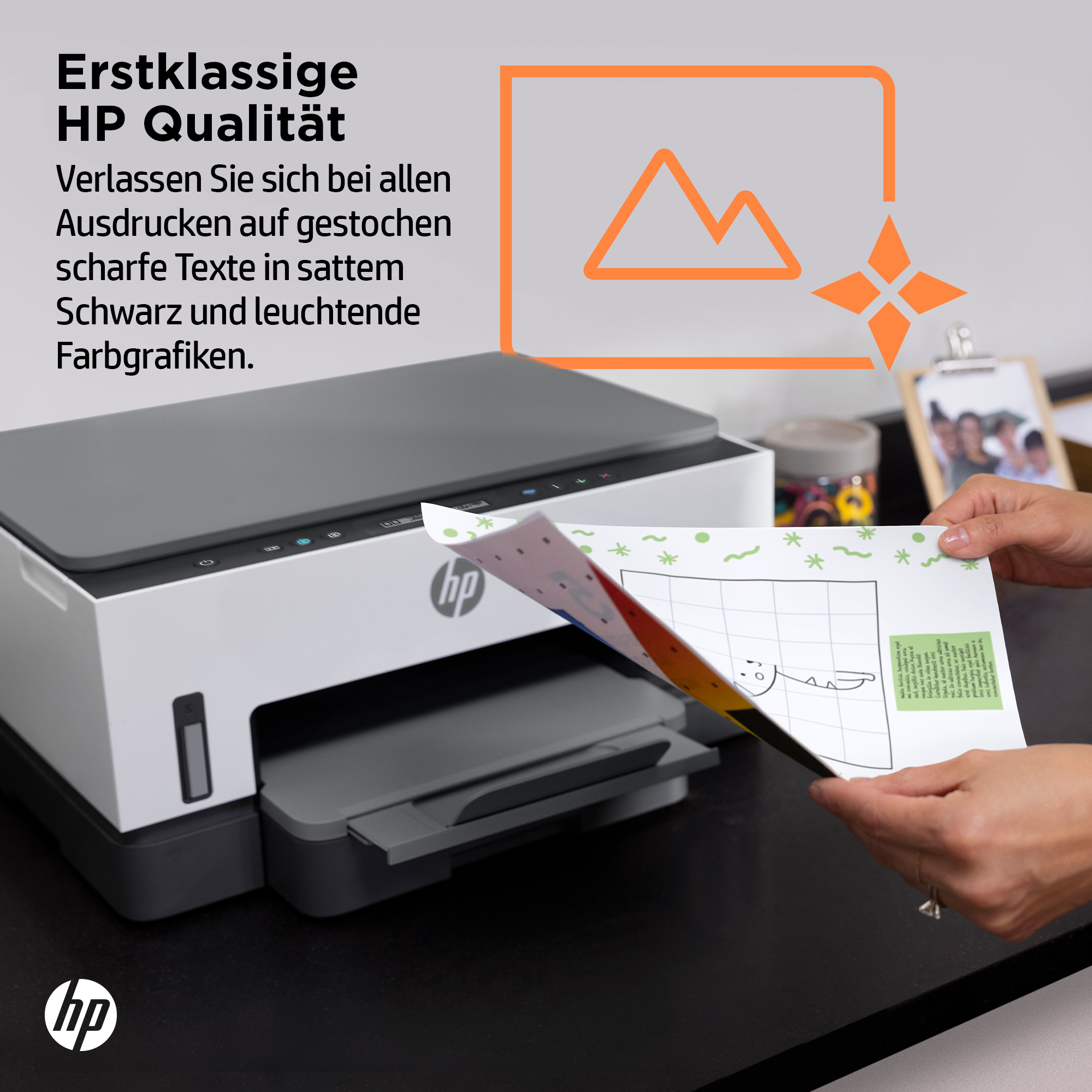Eine Frau druckt von einem HP-Drucker aus und hält eine Zeichnung.