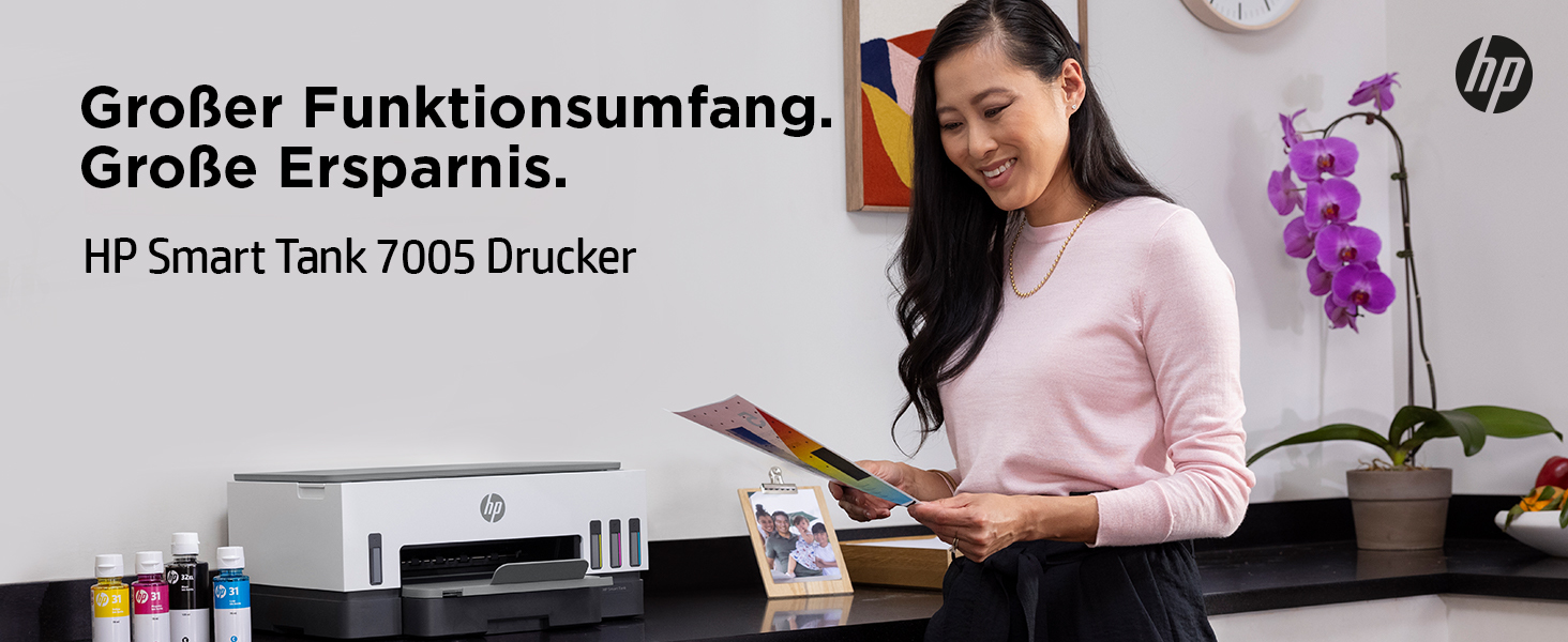 Eine Frau, die ein Papier mit einem Drucker und Tintenflaschen betrachtet. Text: 'Großer Funktionsumfang'.