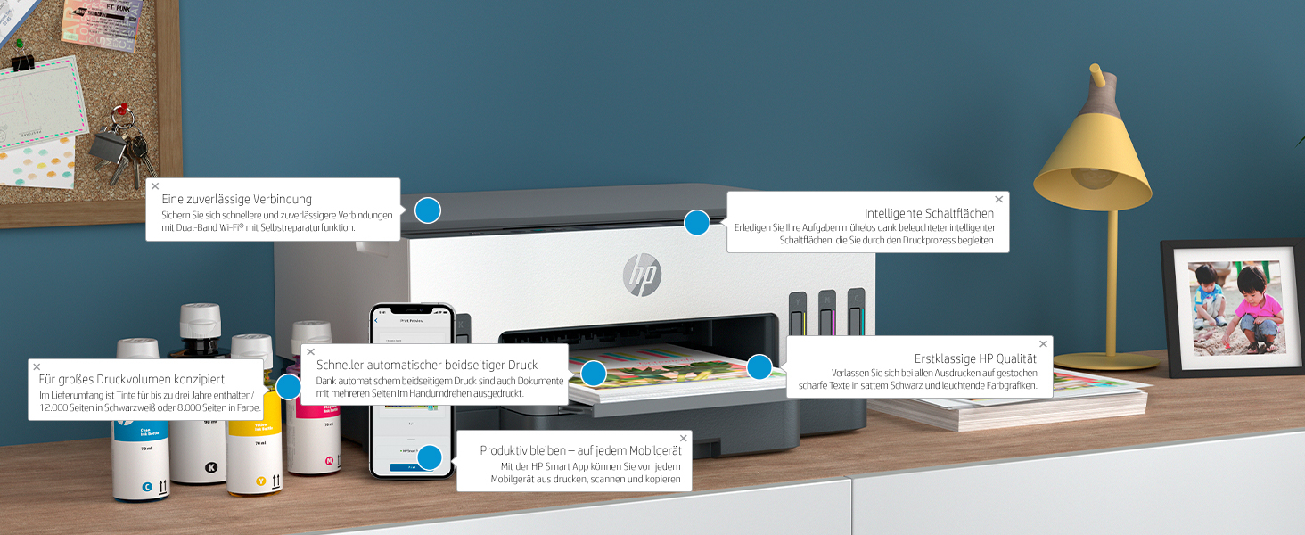 Ein moderner Drucker mit verschiedenen Etiketten, die seine Funktionen und Fähigkeiten angeben, umgeben von Tintenpatronen.