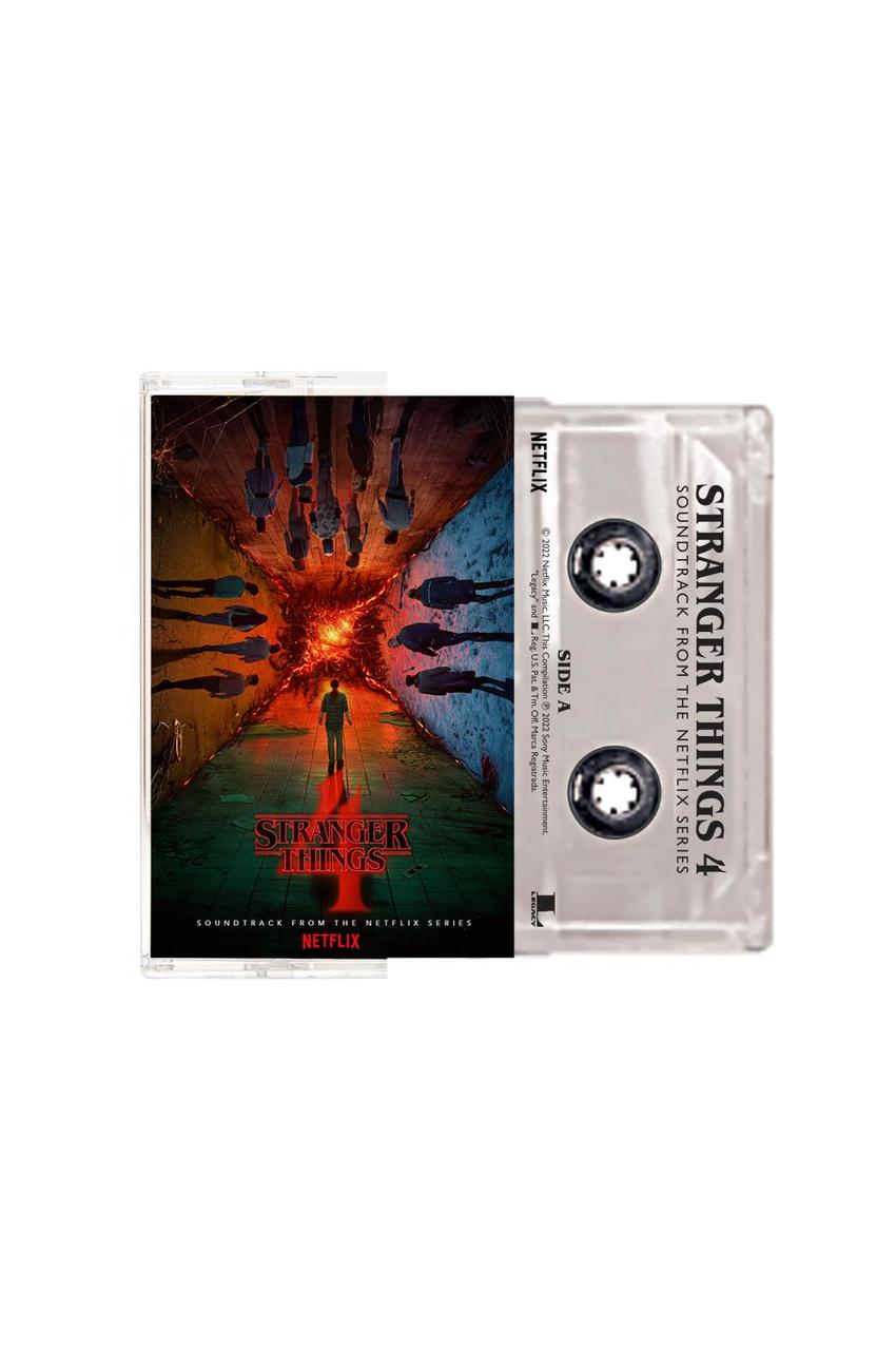 Stranger Things 4 Soundtrack Kassette auf weißem Hintergrund.