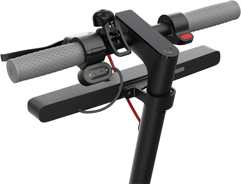 Manubrio di uno scooter elettrico, con impugnature grigie, campanello e pannello di controllo.
