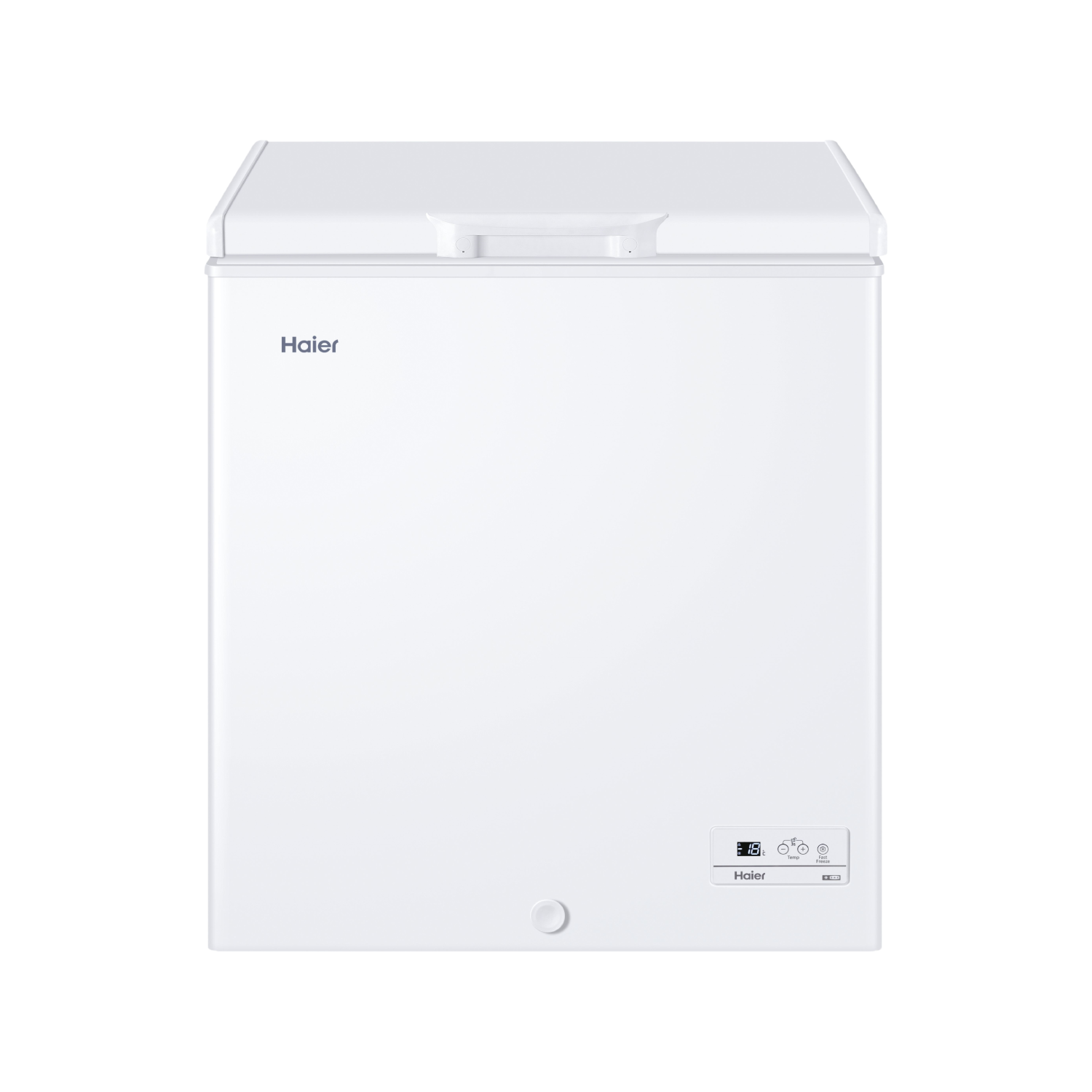 Un congelador blanco con el logotipo de Haier sobre un fondo negro.