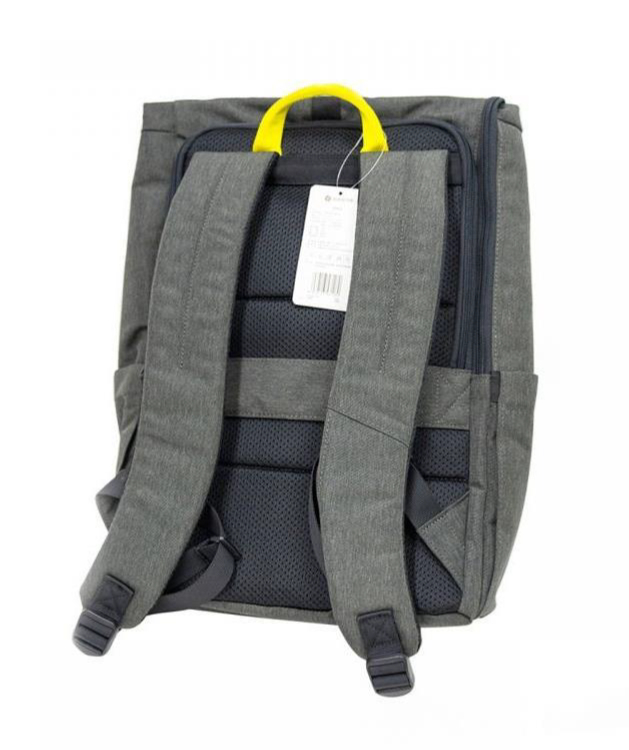 Grauer Rucksack mit gelbem Griff und Riemen, weißer Hintergrund.
