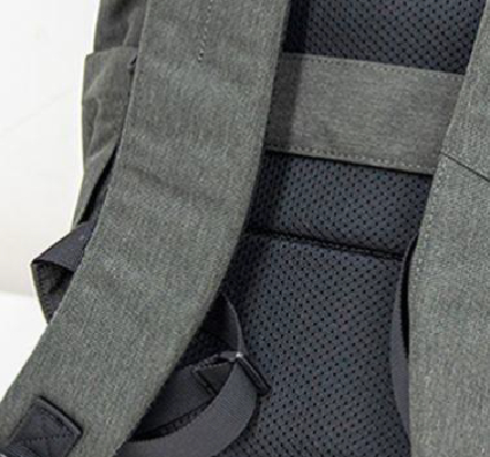 Nahaufnahme eines Rucksackgurts mit grauem Stoff und einem Netzrücken.