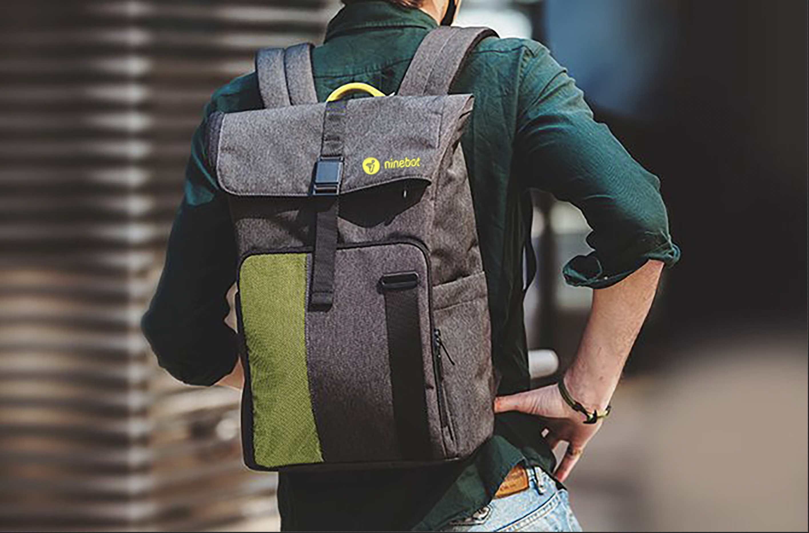 Ein Mann mit Rucksack, der mit dem Rücken zur Kamera steht.