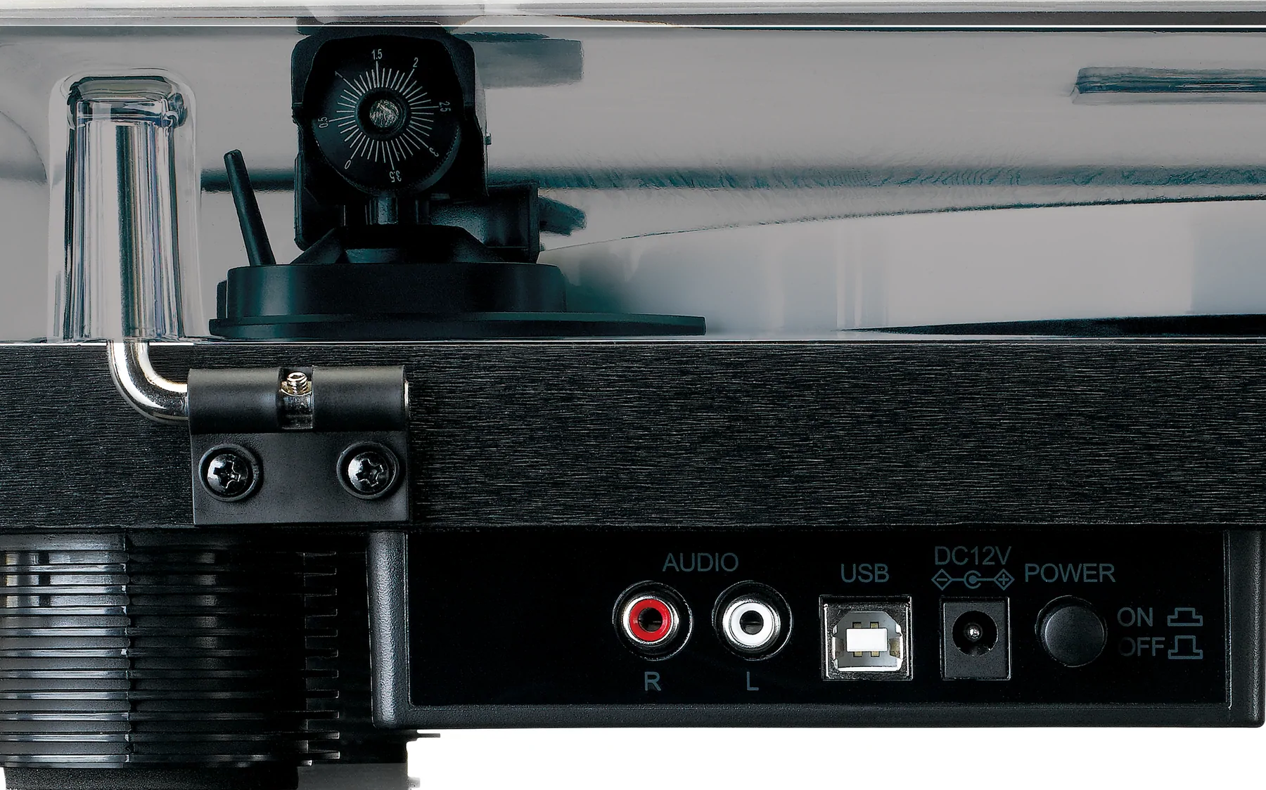 Nahaufnahme der Rückseite eines Plattenspielers mit Audio-, USB-, Stromanschlüssen und Drehknopf.