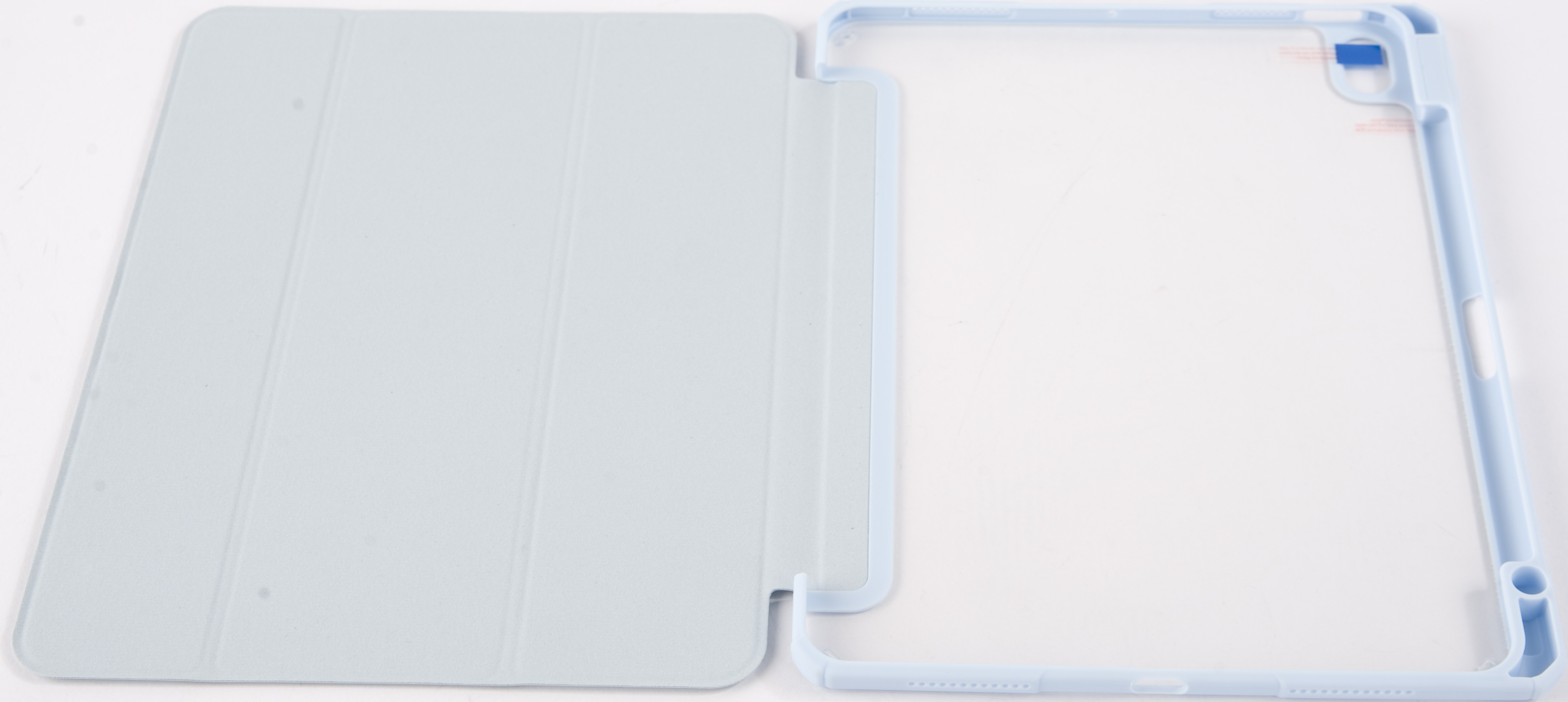 Custodia per tablet azzurro chiaro aperta. La custodia è azzurro chiaro. Sfondo bianco.