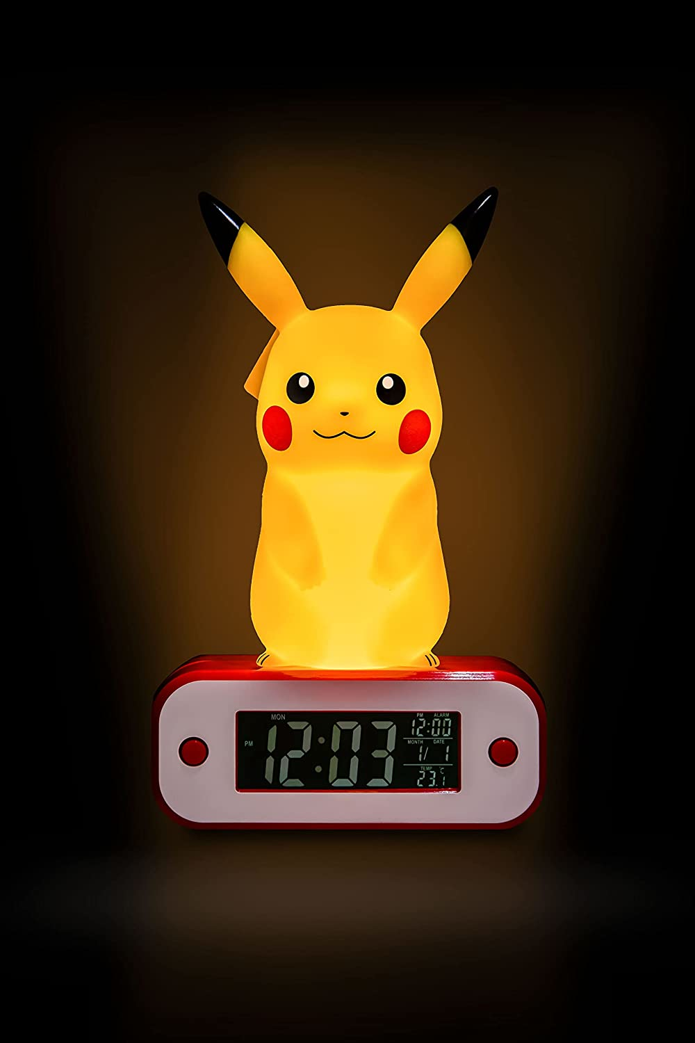 Lampada Pikachu su orologio rosso e bianco, mostra ora e data. Pikachu giallo, sfondo marrone.