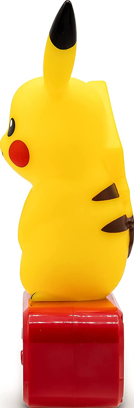Figura giocattolo di Pikachu, giallo con guance rosse, su base rossa, vista laterale.
