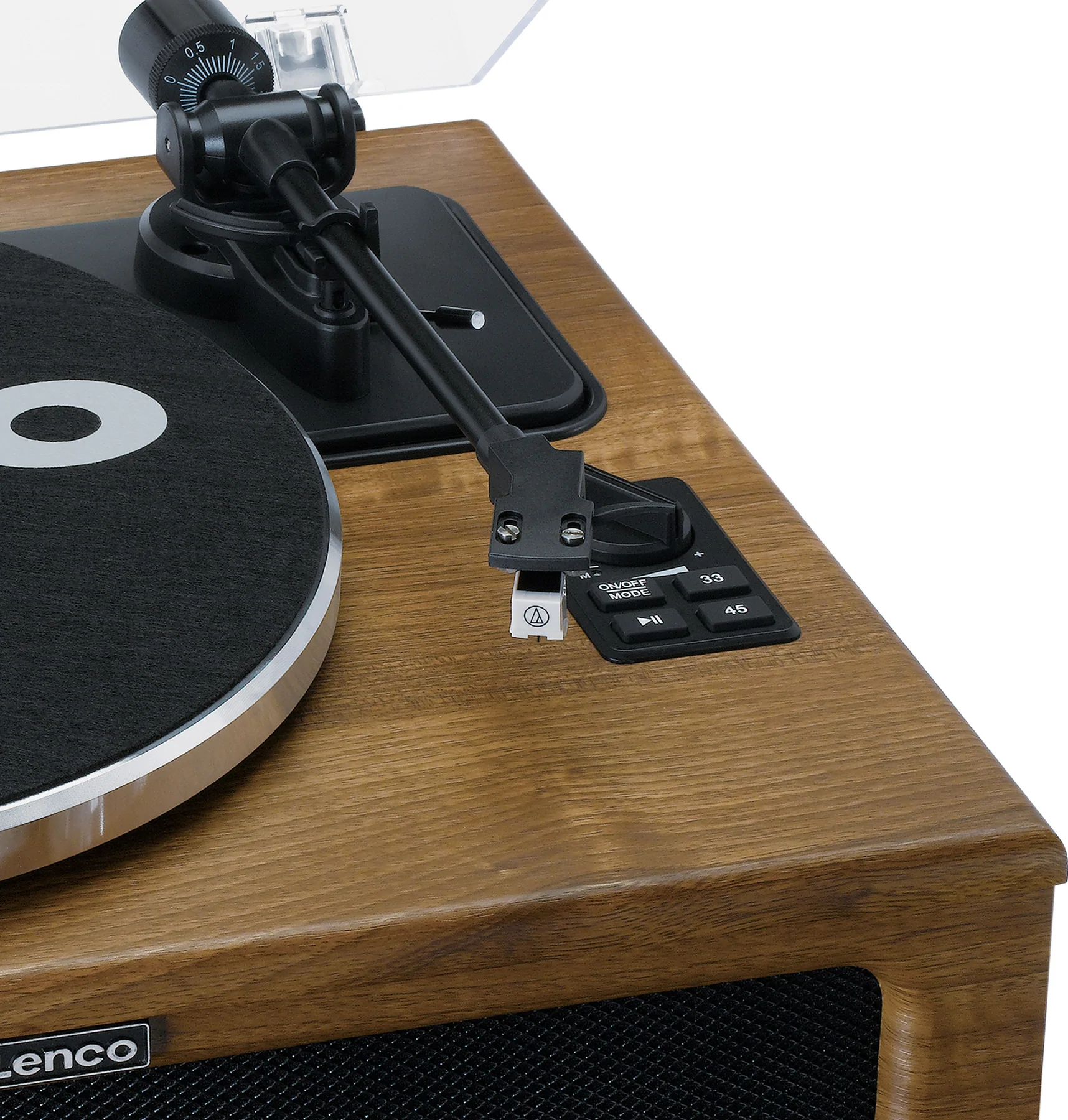 Gros plan de la platine, montrant le disque noir, le bras et les boutons de contrôle.