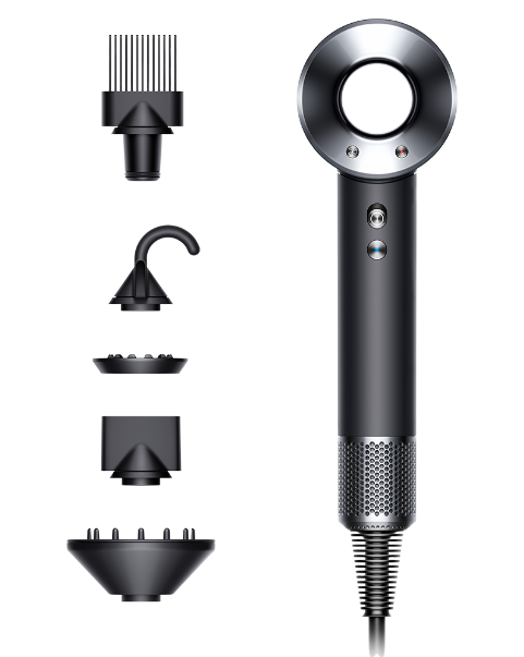 Ein Dyson-Haartrockner mit Aufsätzen. Schwarz, mit silbernem, kreisförmigem Kopf und verschiedenen Düsen.