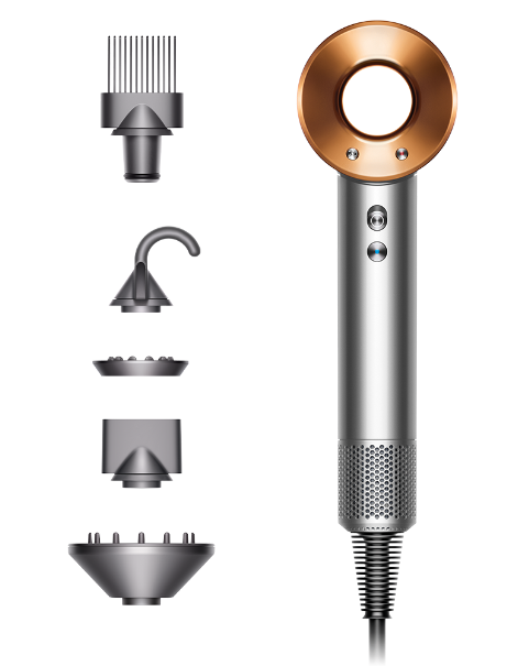Ein Dyson-Haartrockner mit mehreren Aufsätzen. Metallische und Kupferfarben. Schwarzer Hintergrund.
