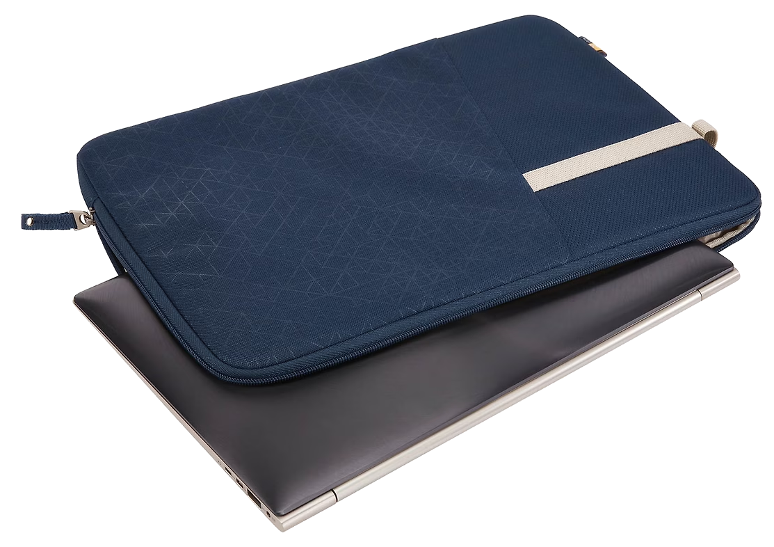Kék laptop tok egy laptop belsejében. A tok cipzárral és fehér pánttal rendelkezik.