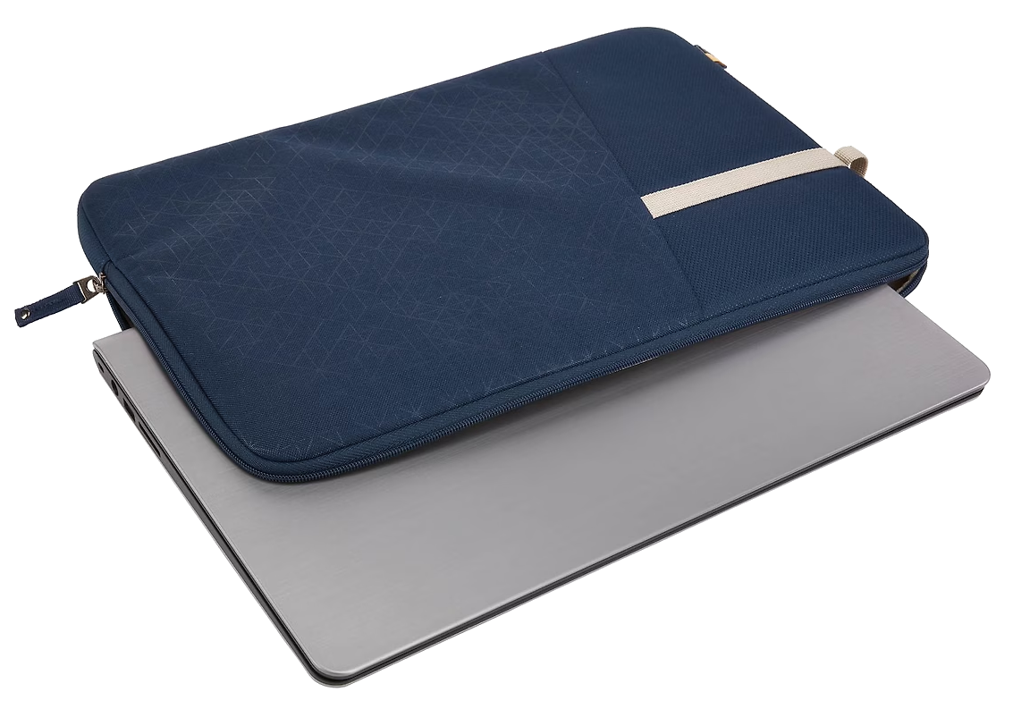 Egy laptop egy kék laptop tokban, bézs pánttal, fehér felületen.
