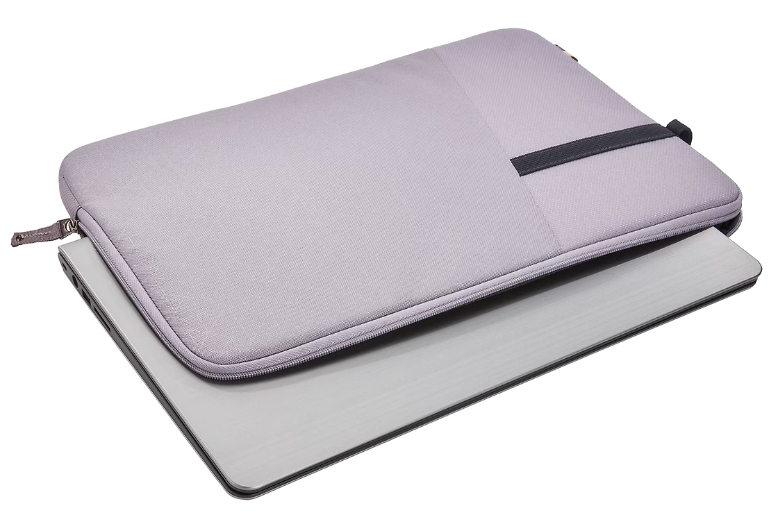 Egy laptop egy világos lila tokban, cipzárral és fekete pánttal.