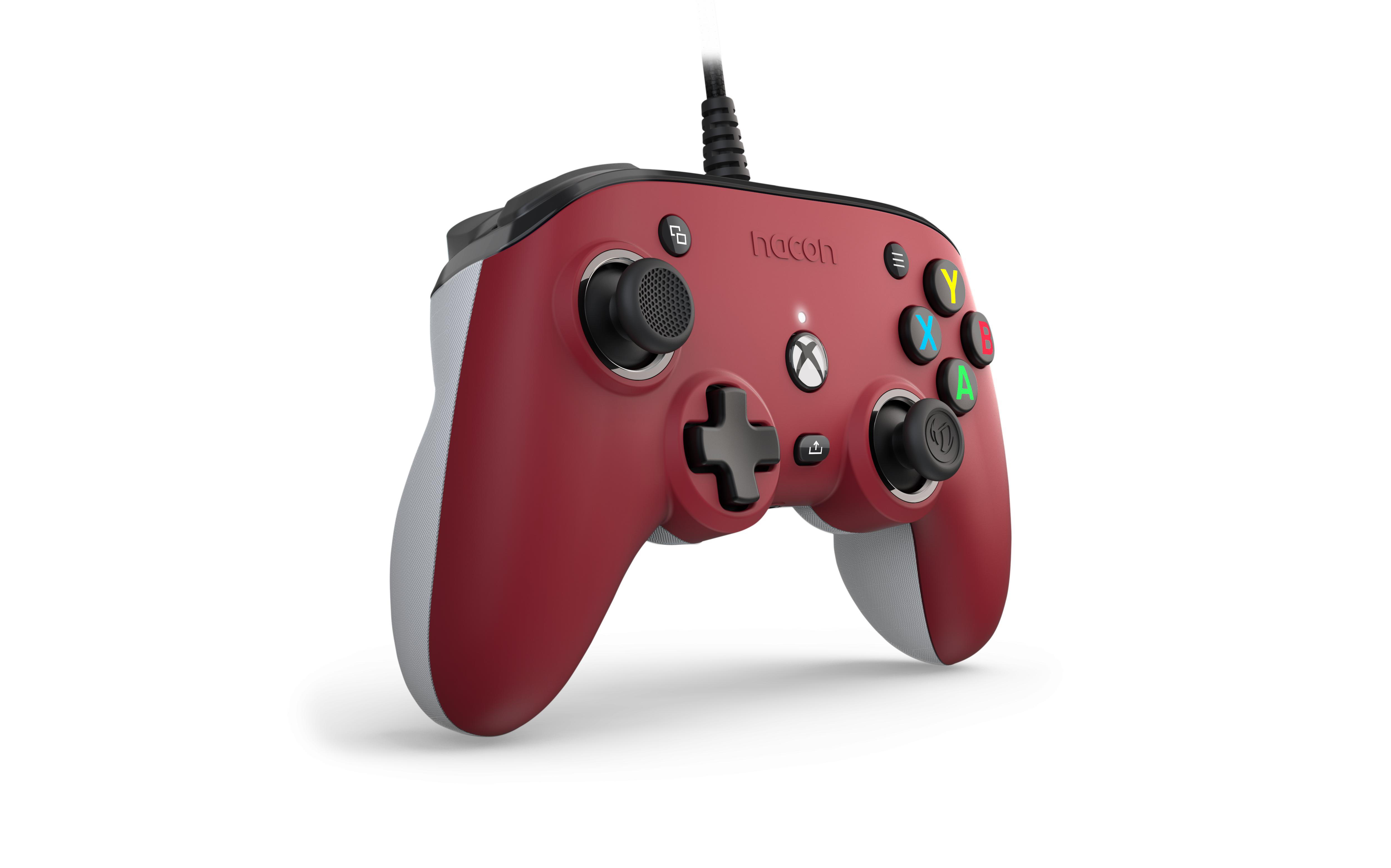 Roter und weißer Videospiel-Controller mit Knöpfen und Kabel.