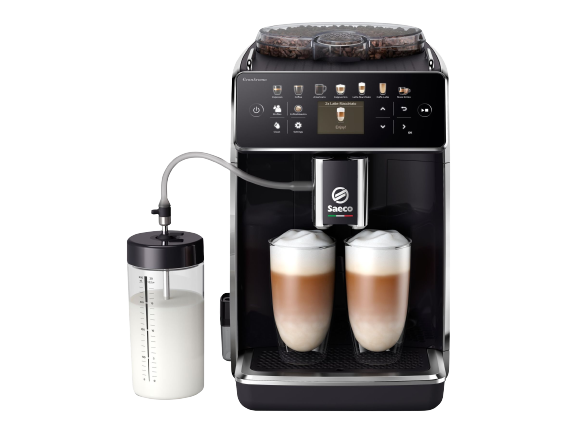 Schwarze und silberne Espressomaschine mit zwei Tassen Latte Macchiato und einem Milchbehälter an der Seite.