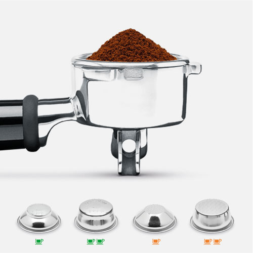 Portafiltro de máquina de espresso con café recién molido.
