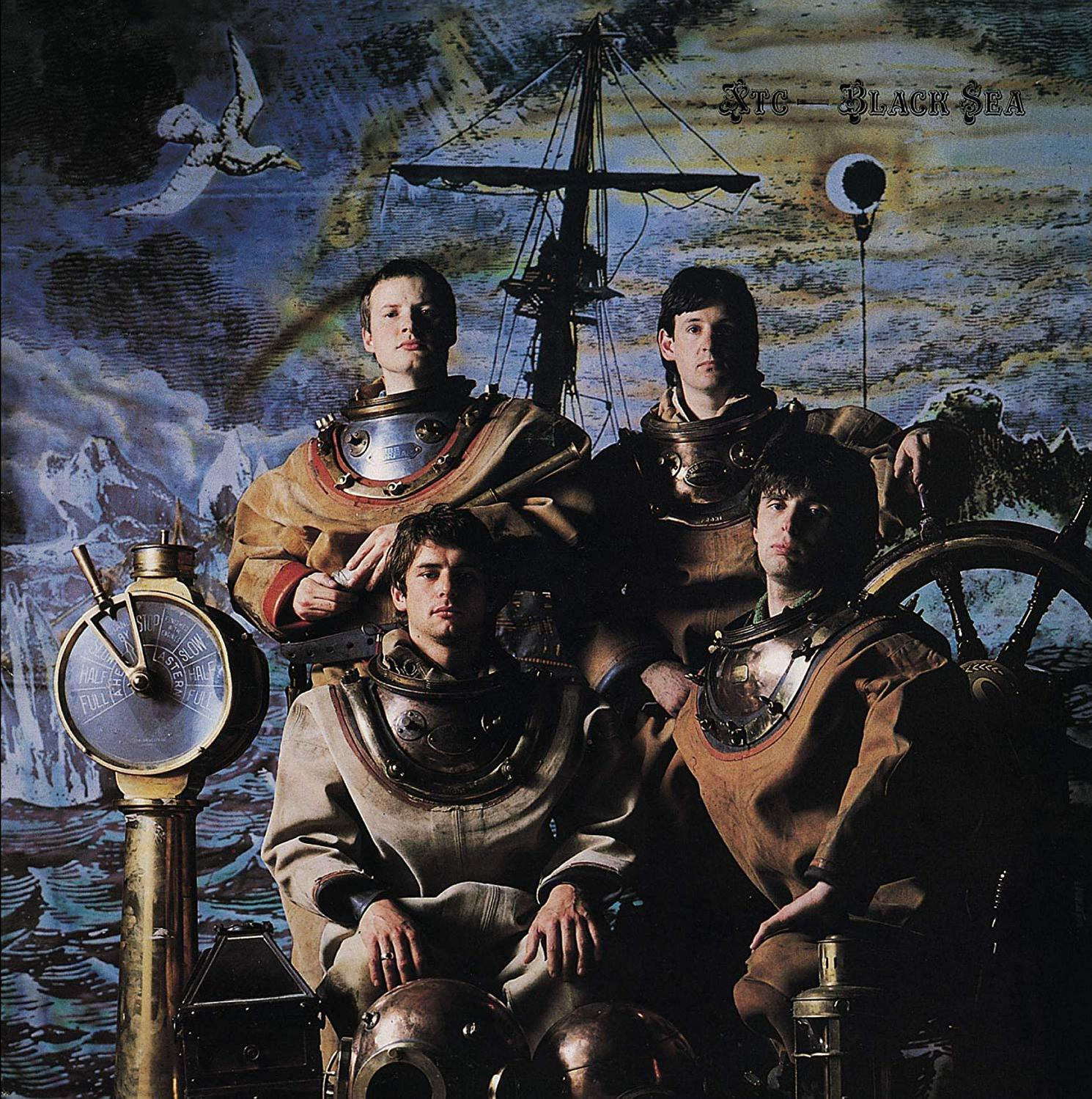 Album borító búvárruhás bandával, hajóval és tengerrel a háttérben.