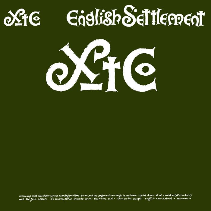 Zöld albumborító fehér szöveggel: XTC English Settlement. XTC logó díszes betűtípussal.