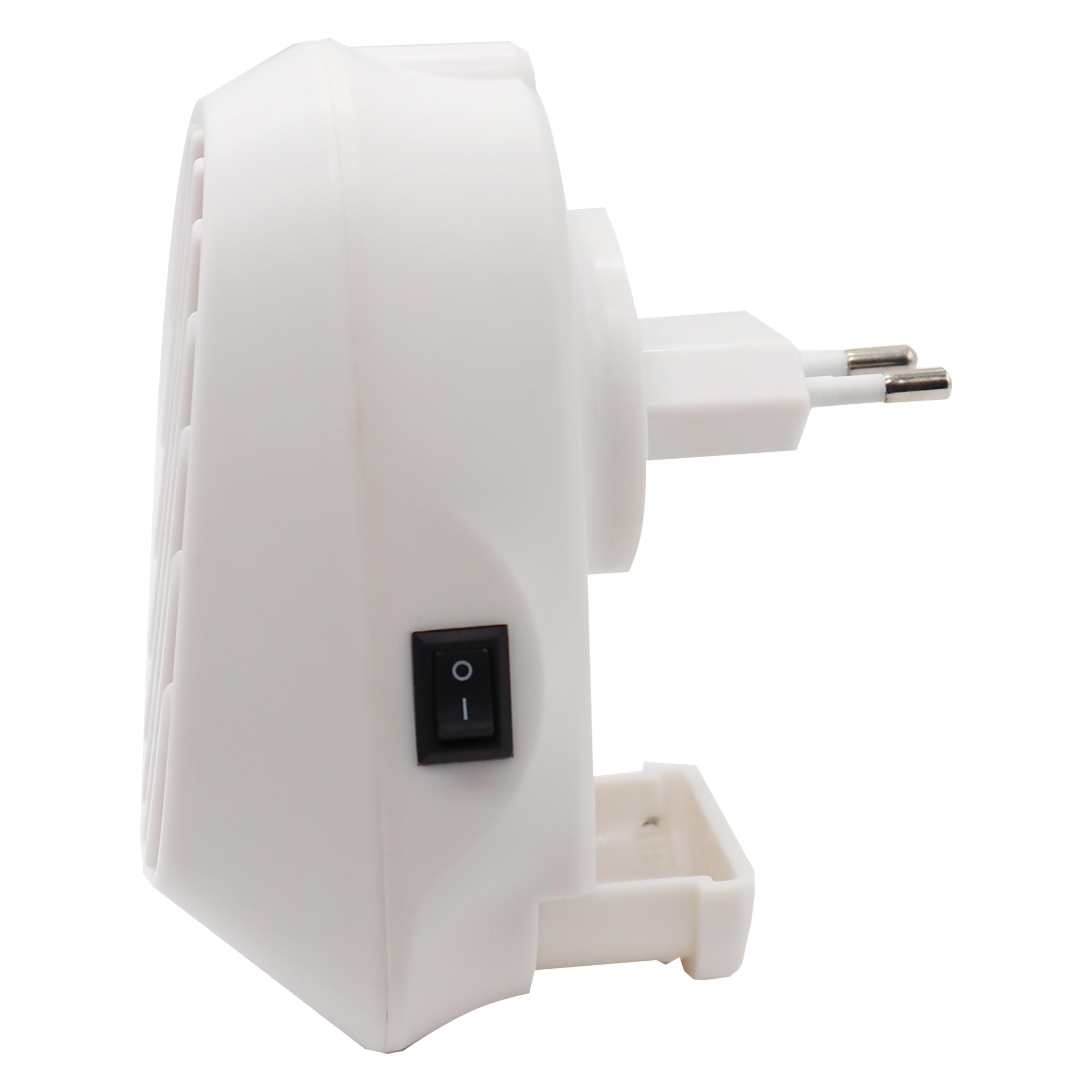 Weißer Netzadapter mit schwarzem Schalter und Stecker. Weißer Hintergrund.