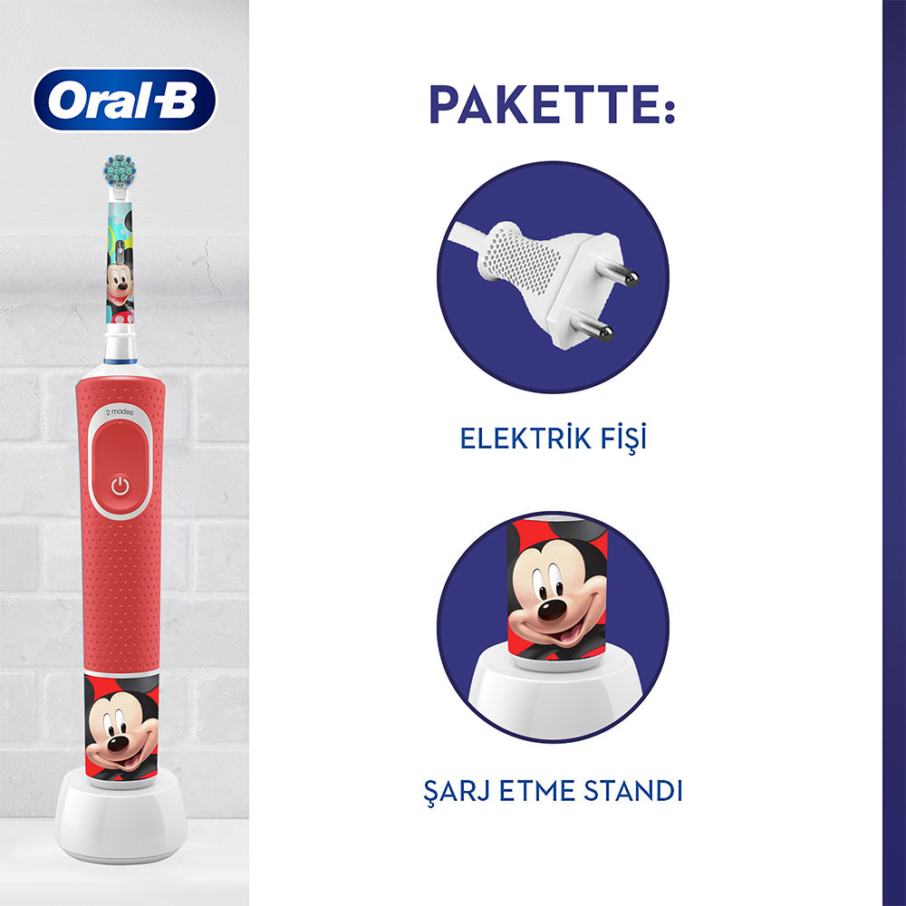 Kırmızı saplı ve Mickey Mouse tasarımlı bir elektrikli diş fırçası. Paket, parçaları gösteriyor.