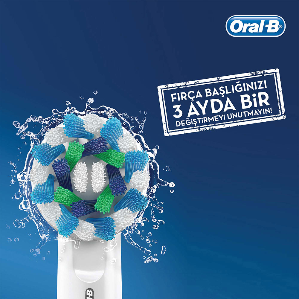Mavi ve yeşil kıllara sahip bir Oral-B diş fırçası başlığının ve su sıçramalarının yakın çekimi.