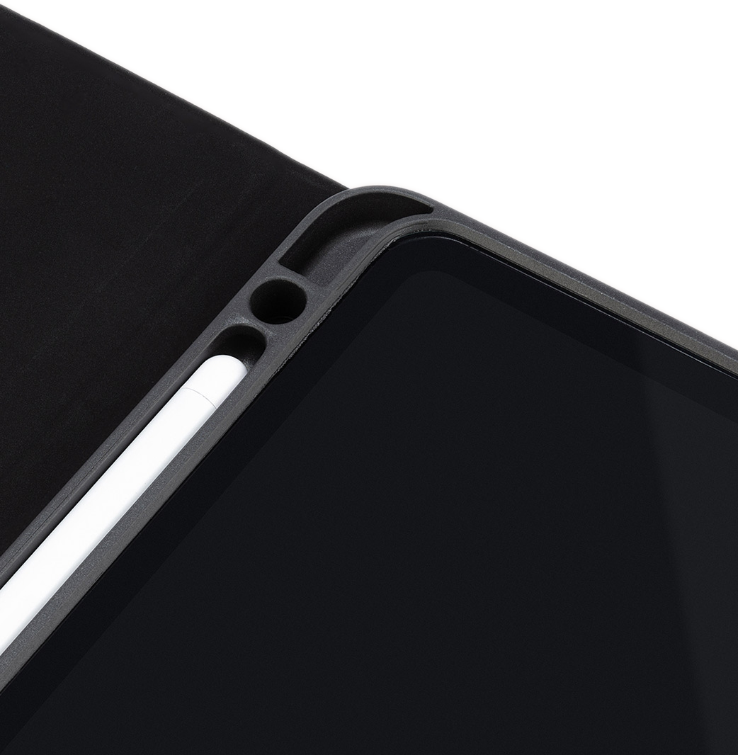 Schwarzes Case mit weißem Stift. Das schwarze Case bedeckt das iPad.