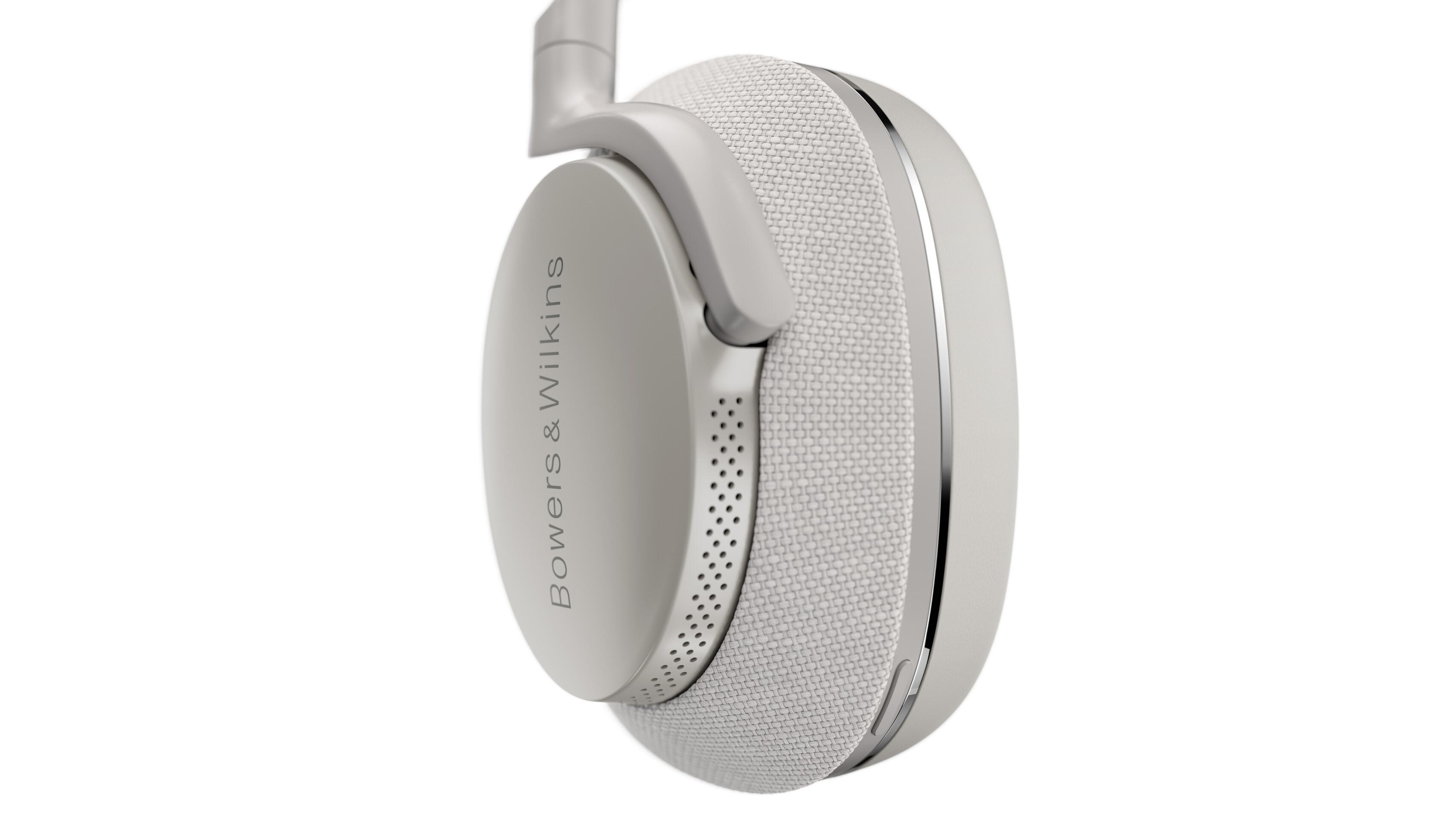 Kopfhörer, Seitenansicht. Grau-weißes Design. Text 'Bowers & Wilkins' sichtbar.