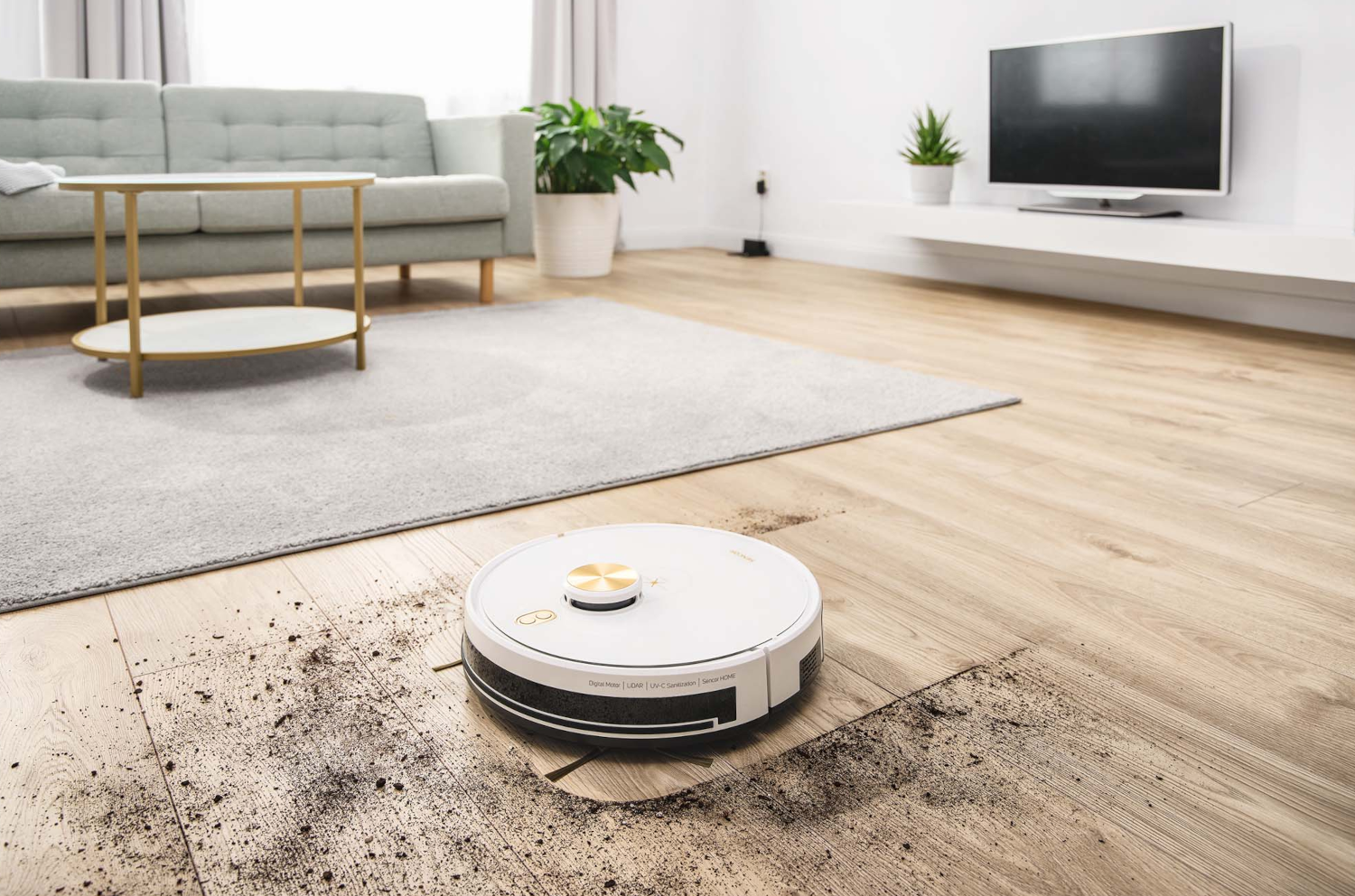 Robotporszívó fa padlót tisztít. A piszok a padlón van.