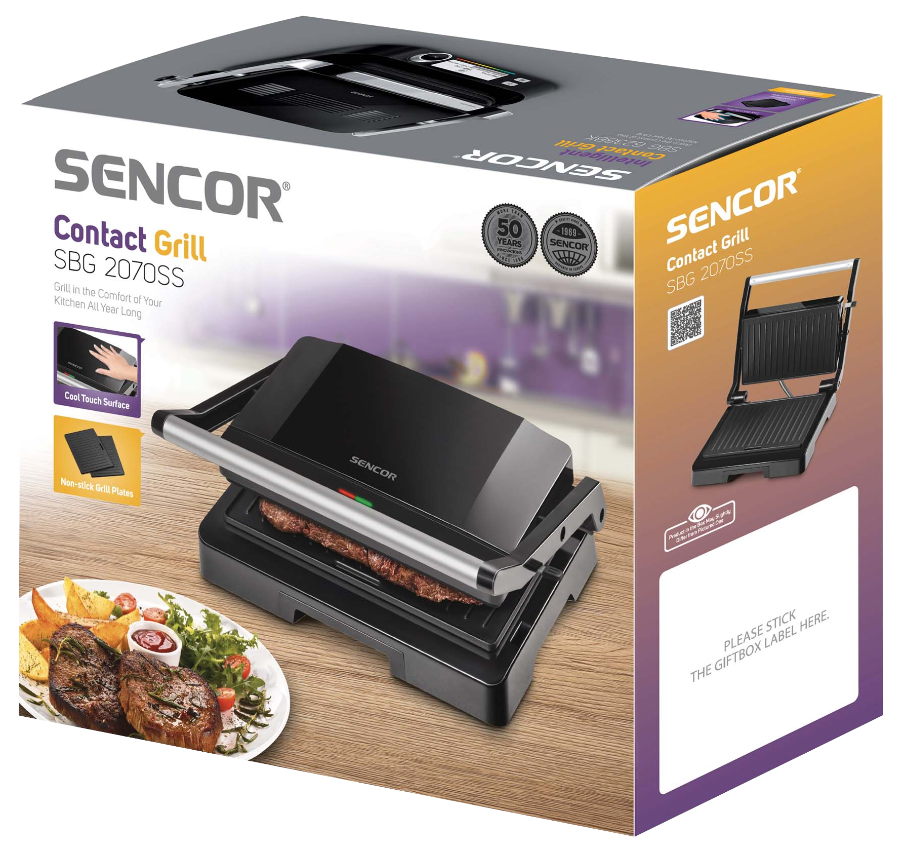 SENCOR kontakt grill a dobozában, sült steakkel és zöldségekkel. Fehér háttér.