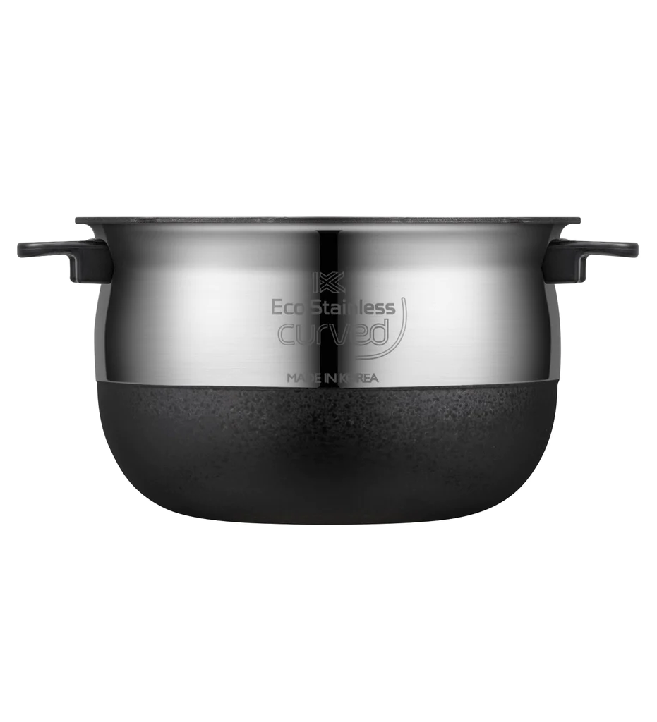 Edelstahltopf mit schwarzen Griffen. Der Topf hat ein geschwungenes Design und der Markenname ist sichtbar.