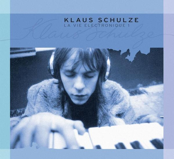 Albumcover von Klaus Schulze. Ein Mann mit Kopfhörern vor einem Keyboard. Blaue und violette Töne.