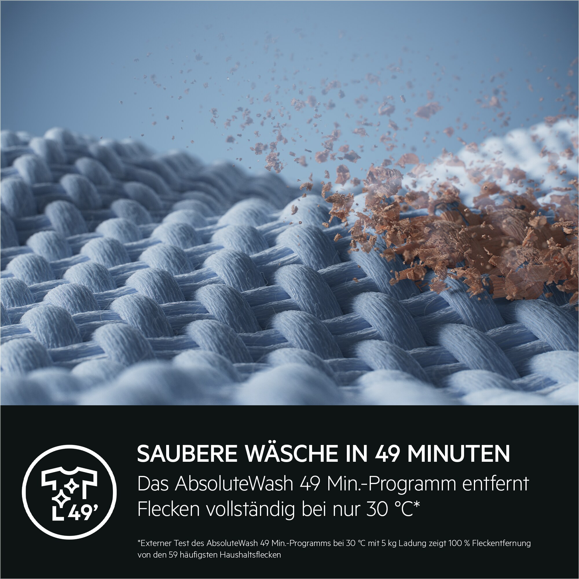 Nahaufnahme von gereinigtem Stoff, der ein weißes Material zeigt, bei dem braune Partikel entfernt werden.