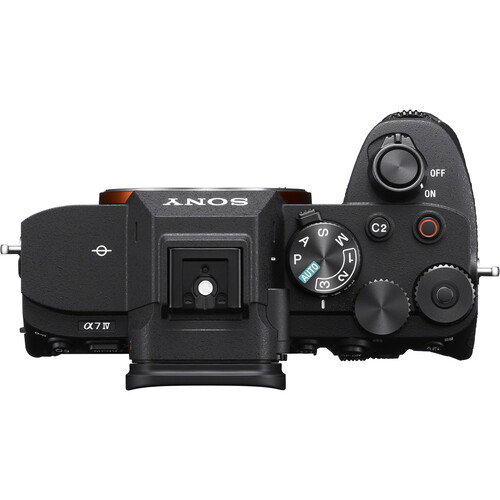 Siyah bir Sony a7 IV kameranın, beyaz bir yüzeye monte edilmiş, kontrolleri görülebilen üstten görünümü.