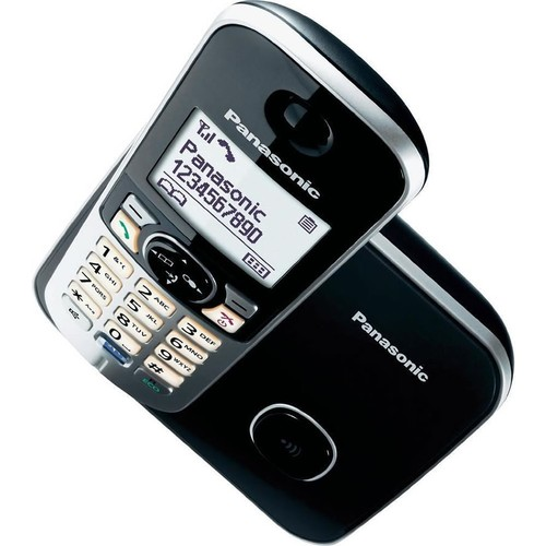 Sayıları gösteren aydınlatmalı bir ekranı olan siyah bir Panasonic kablosuz telefon ve tabanı.