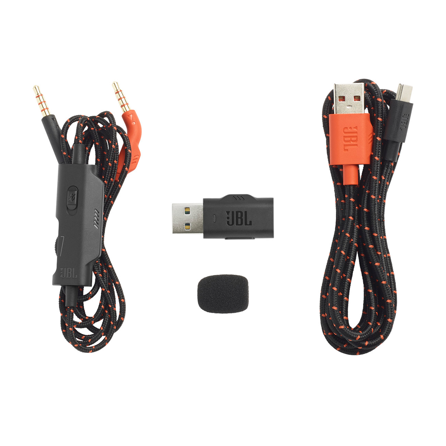 Cuffie JBL e accessori: cavi, microfono e adattatore USB su sfondo bianco.