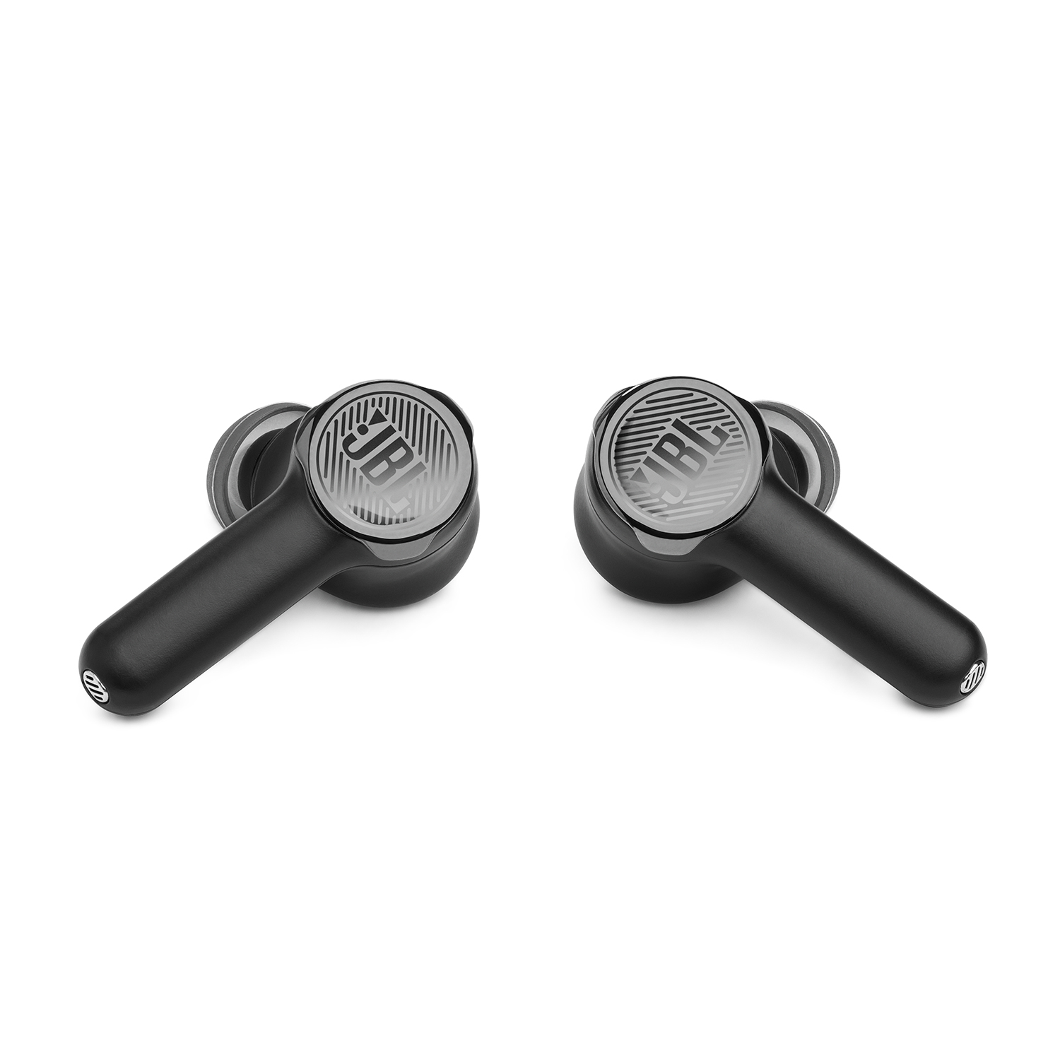 Due auricolari wireless JBL neri su una superficie bianca, leggermente angolati.
