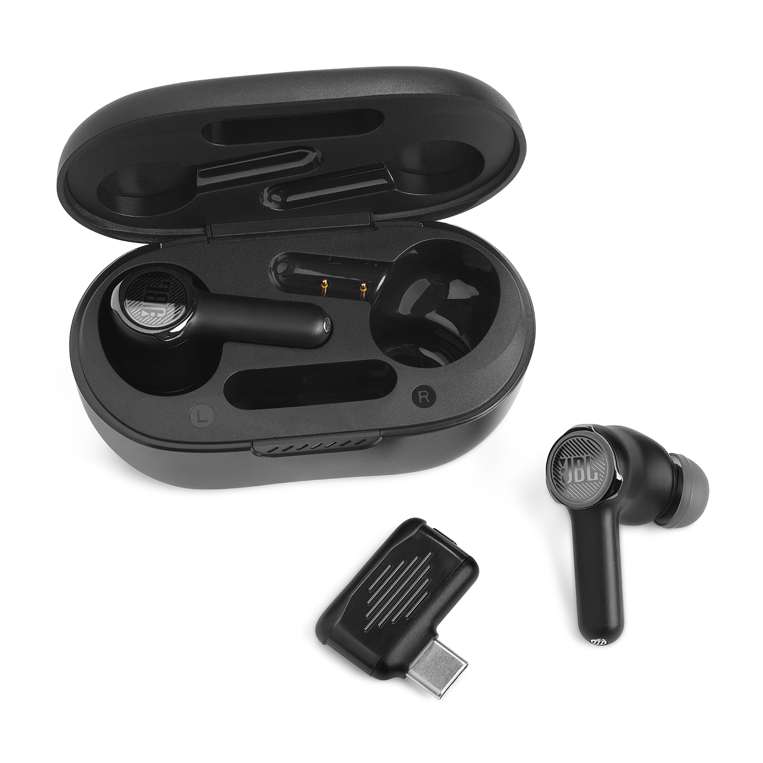 Auricolari JBL neri, custodia di ricarica e adattatore USB-C, su sfondo bianco.